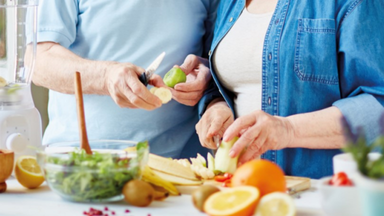 [Translate to Italy - Italian:] A couple is cooking